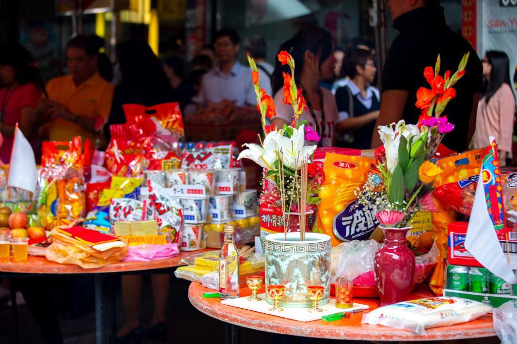 網友帶外國人體驗中元節，沒想到一款台灣傳統飲料竟讓外國人一喝愛上。（示意圖/ Shutterstock）