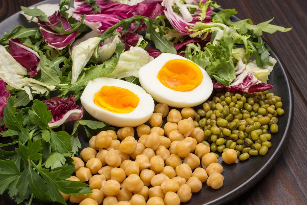 哈佛醫學院營養學家納多（Uma Naidoo）表示，最推薦患者攝取富含維生素B的食物保護老化大腦，其中她每天必定攝取蛋、豆類、綠葉蔬菜等6種食物。（示意圖／shutterstock）