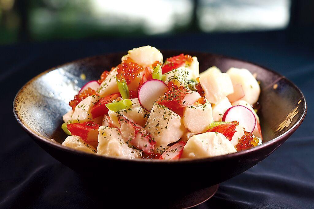 〈洋芋蟹味沙拉〉食材包括馬鈴薯、蟹肉棒、鮭魚卵，並以美乃滋提味。圖／姚舜
