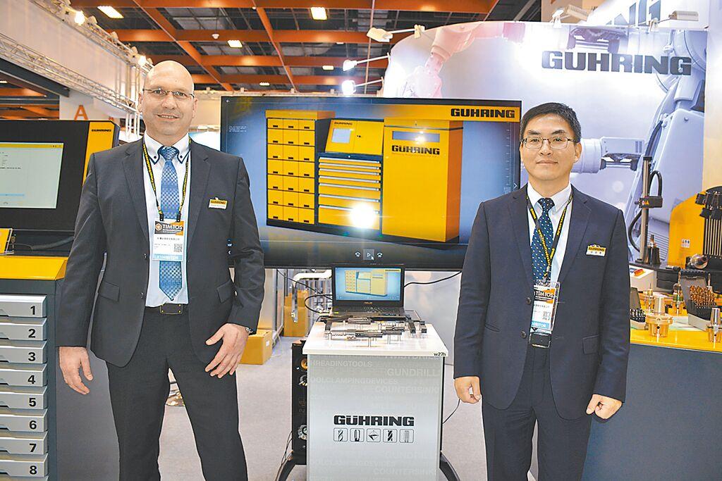 台灣鈷領公司總經理張偉峰（右）、與德國亞洲區銷售部經理Christoph Braunschweig（左）於TIMTOS工具機展合影。圖／李水蓮