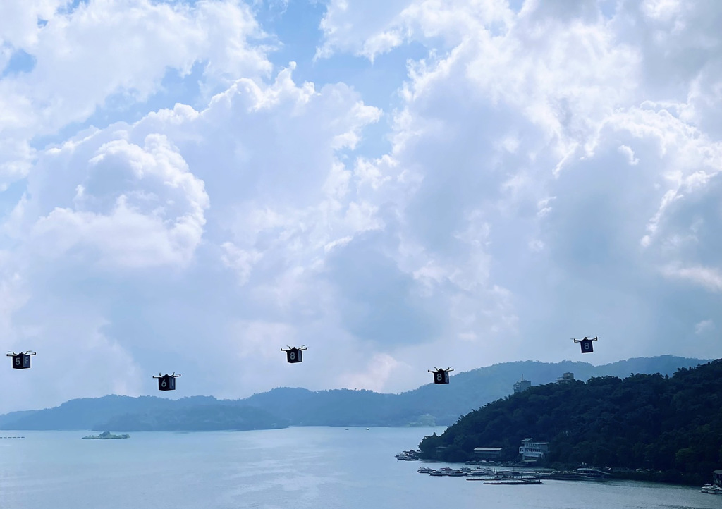 台灣三星新一代摺疊機Galaxy Z Fold4、Z Flip4正式上市，售價選在日月潭採用無人機公布，話題十足。(王逸芯攝)