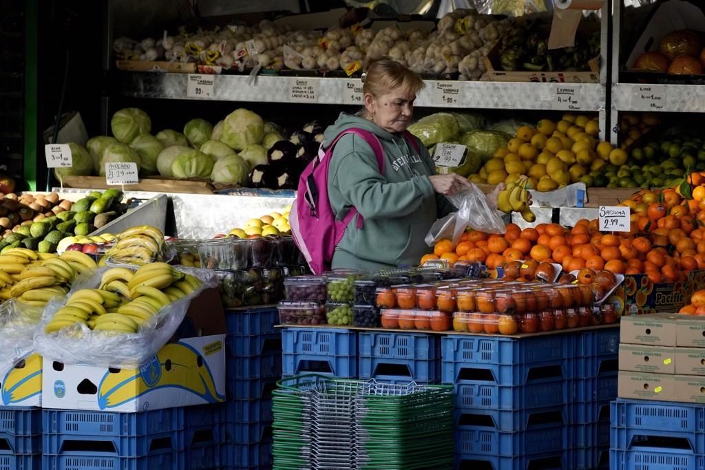 英國國家統計局公布，7月CPI年增10.1%，創40年來新高。圖為一名婦女在倫敦某超市買水果。（圖／美聯社）