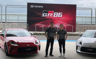 和泰車總經理蘇純興(左)、TOYOTA車輛營業本部本部長劉傳宏(右)於8月18日舉辦的TOYOTA GR86上市發表會。（葉時安攝）