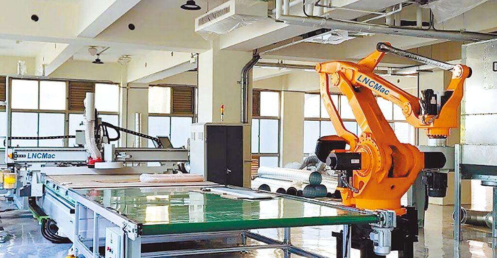 寶元智造LNCMac木工機與機器人。圖／業者提供