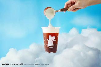 （cama cafe'攜手Moomin姆明家族推出「AIR 浮雲奶蓋」系列飲品。圖／cama cafe'提供）