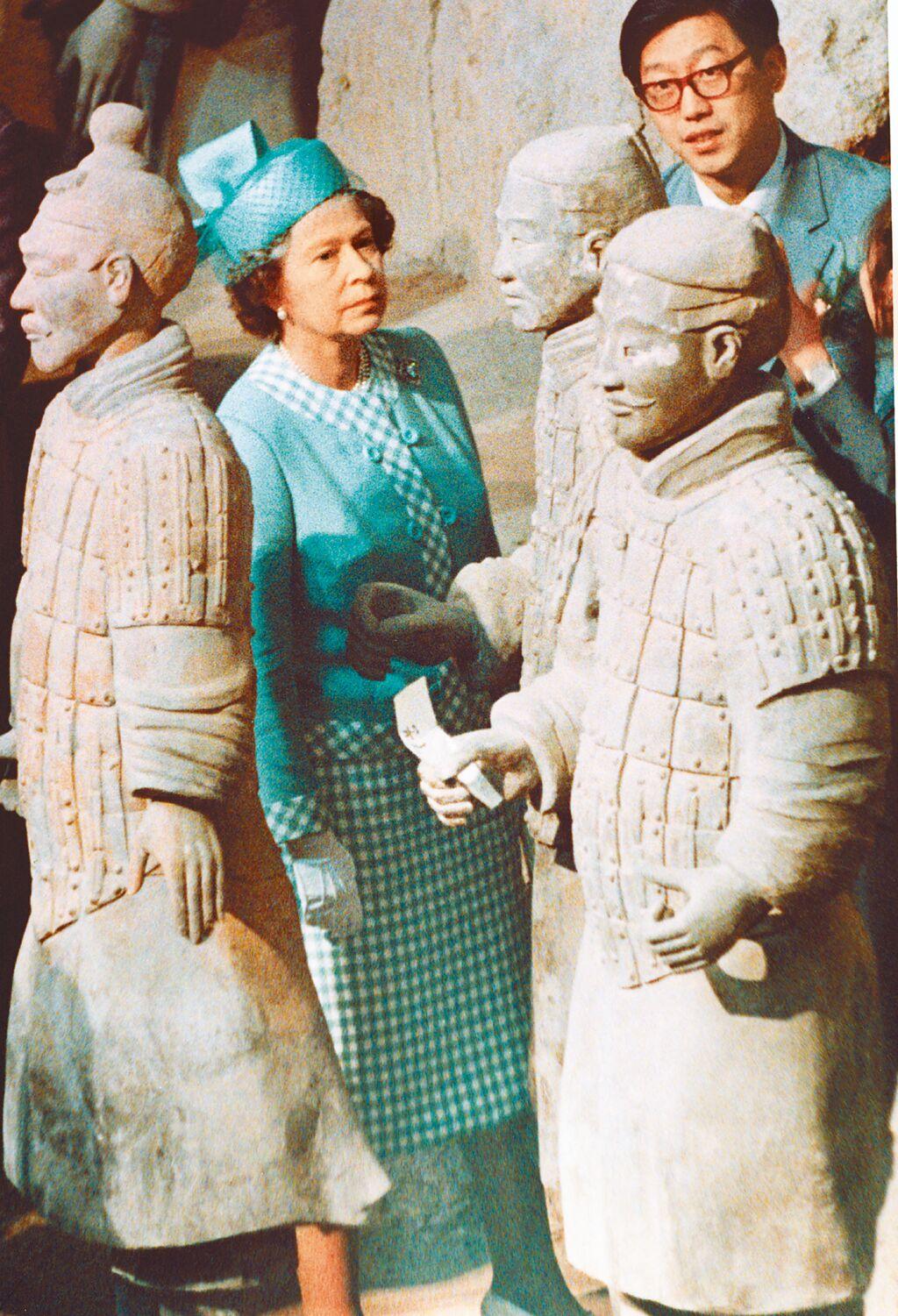 36年前 伊麗莎白二世登長城 參觀兵馬俑 - 國際 - 旺得富理財網
