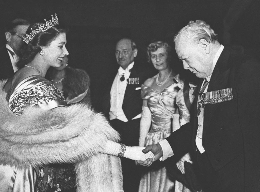 1950年3月22日的檔案照片中，英國伊麗莎白公主與英國前首相丘吉爾握手。（美聯社）
