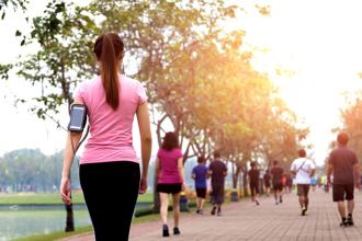 最新研究發現，步行的強度可能也與降低失智風險有關，甚至每分鐘走路112步、每天維持30分鐘，能降低62%失智風險。（示意圖／shutterstock）