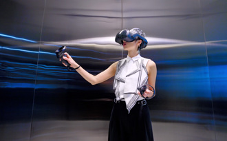 宏達電全球副總裁暨亞太區總經理黃昭穎表示，外型輕巧的VR沉浸式眼鏡，宏達電已具備能力，會適時推出。（照片來源/宏達電提供）