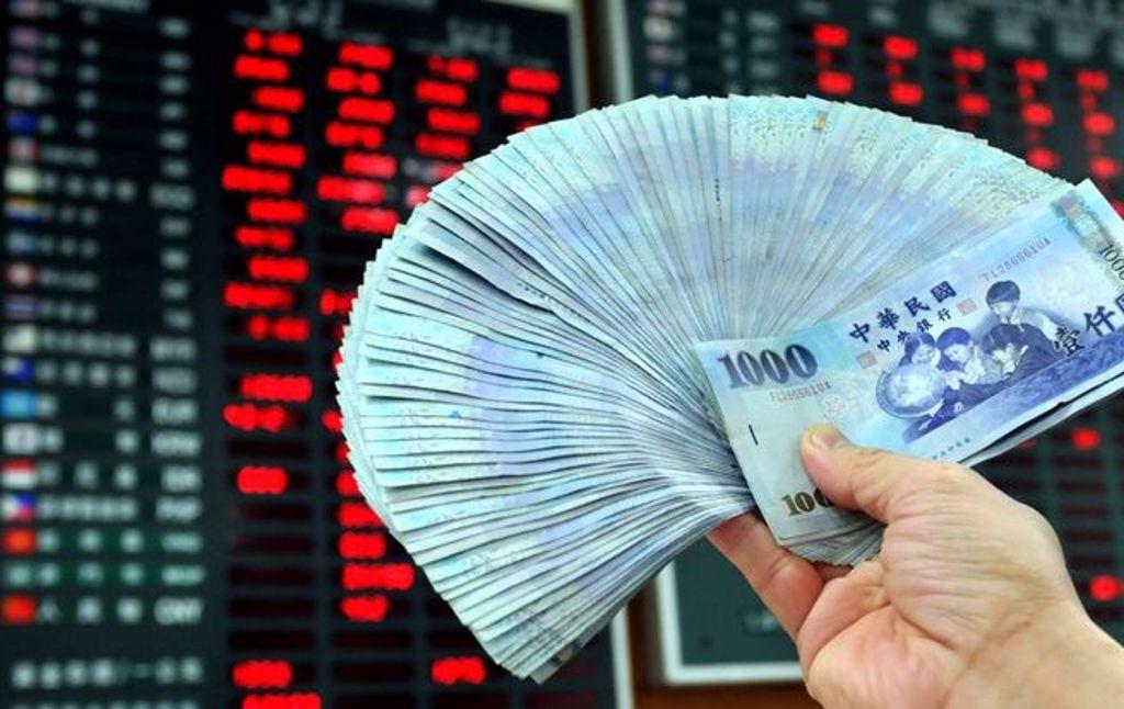 央行22日升息半碼，瑞銀投資銀行研究部北亞地區經濟師鄧維慎預測，央行將在12月再升息半碼。資料照片