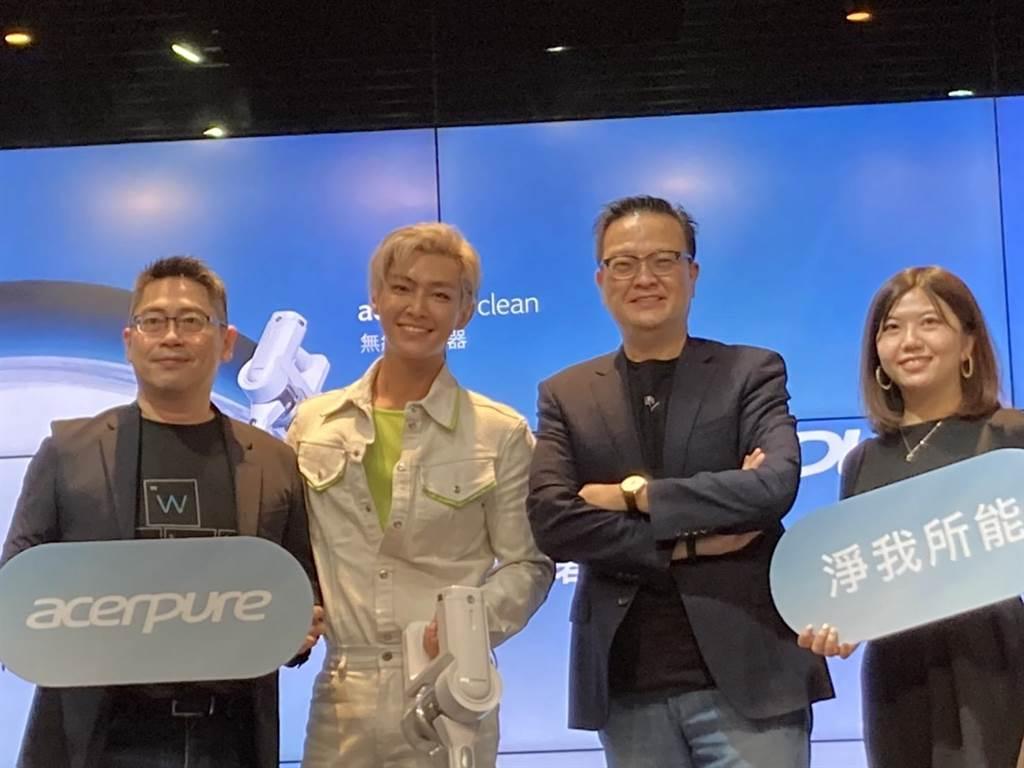 宏碁智新董事長侯知遠(右二)與Acerpure代言人炎亞綸(左二)合影宣布產品正式上市。