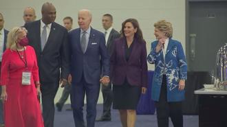 (中)美國總統拜登(Joe Biden)偕(左)第一夫人，以及(右2)密西根州州長惠特梅爾（Gretchen Whitmer），出席位於底特律的車展。(圖/截自推特)
