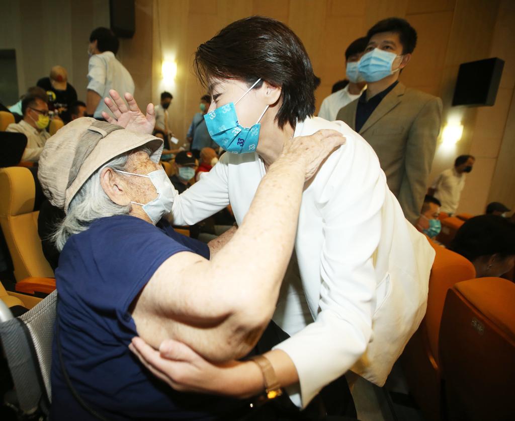 無黨籍台北市長參選人黃珊珊25日舉行競選總部成立大會，黃珊珊（右）抵達現場與母親相擁相互打氣。（陳怡誠攝）
