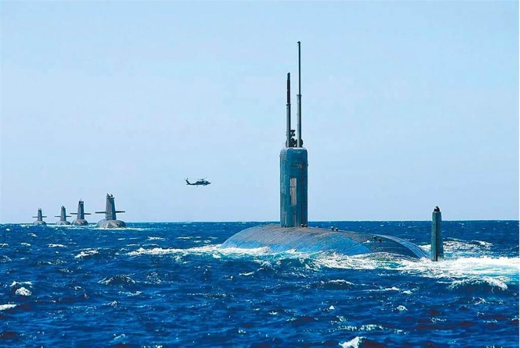 澳洲獲得首艘美製核潛艇可望提前至2035年，中方表示嚴重關切。圖為美軍洛杉磯級核動力攻擊潛艦「聖塔菲號」（右，USS Santa Fe）與澳洲海軍柯林斯級潛艇、HMAS Collins、HMAS Farncomb、HMAS Dechaineux和HMAS Sheean一起編隊，途經西澳大利亞科克本灣。（摘自澳洲皇家海軍臉書）