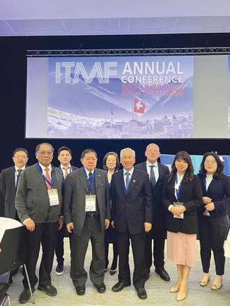 遠東新董事長徐旭東（前排左二）與紡拓會代表團於瑞士參加2022 ITMF年會。圖／遠東新提供