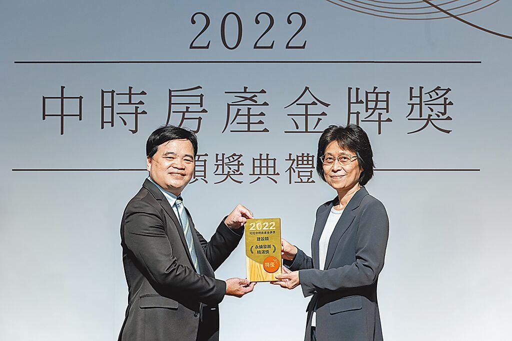 信義開發獲頒「永續發展精湛獎」，副總經理李建坤（左）代表領獎。（信義開發提供）