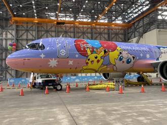 中華航空與日本寶可夢公司合作推出皮卡丘彩繪機。（陳祐誠攝）