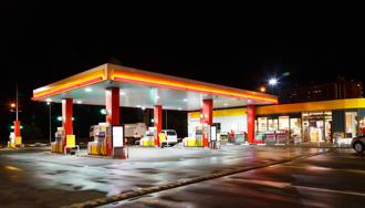 拜登敦促加油站營運商，降低價格讓人民省更多錢。（示意圖／Shutterstock）