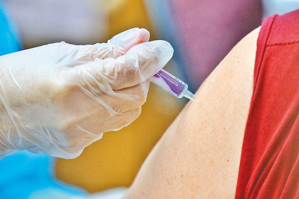 為防範秋冬疫情，中央流行疫情指揮中心宣布公費流感疫苗10月1日起開打，採兩階段進行。圖為民眾施打感疫苗。（本報資料照片）