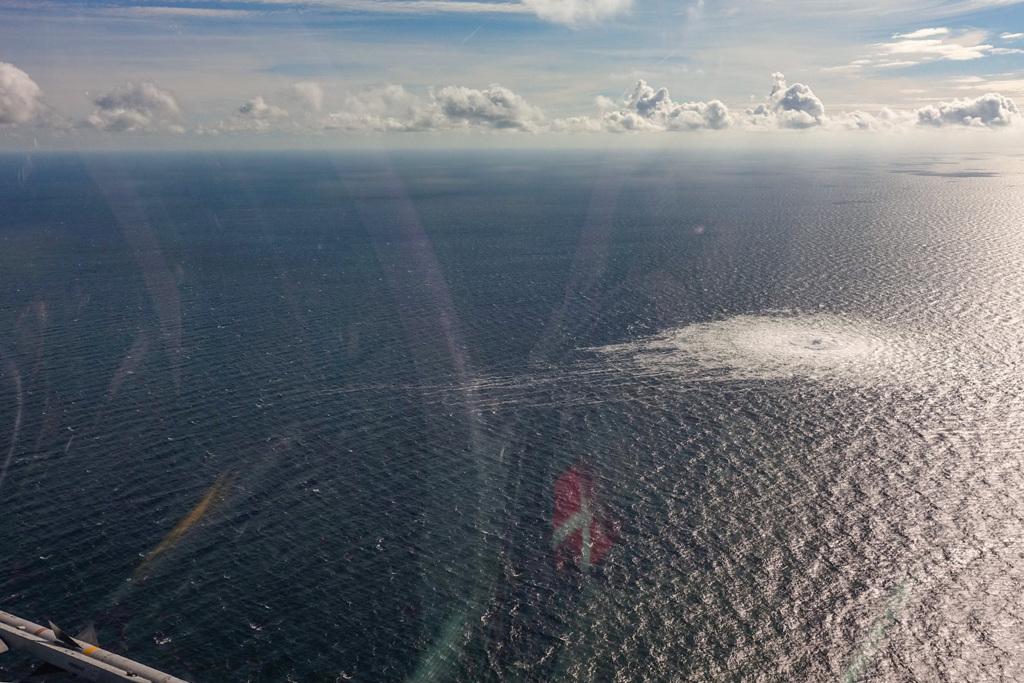 丹麥 F-16 戰機鳥瞰海波荷木島（Bornholm）附近的北溪 2 號氣體洩漏。（路透）