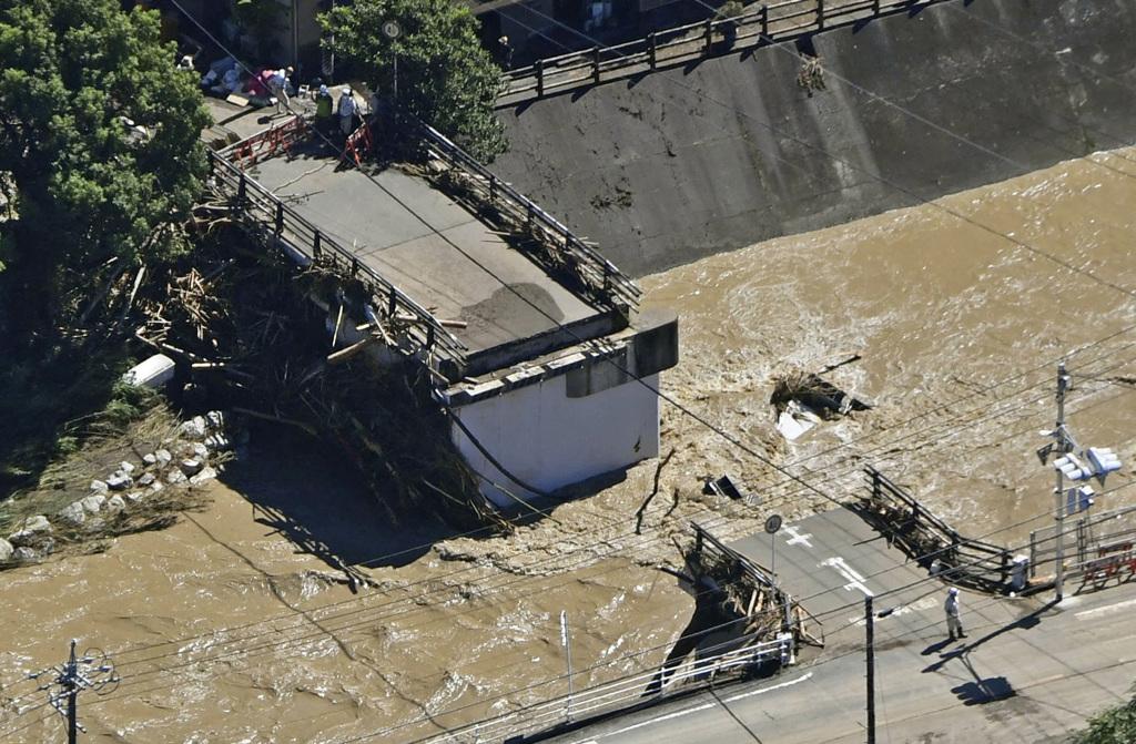 日本靜岡縣濱松市的橋樑被颱風損壞。（路透社）