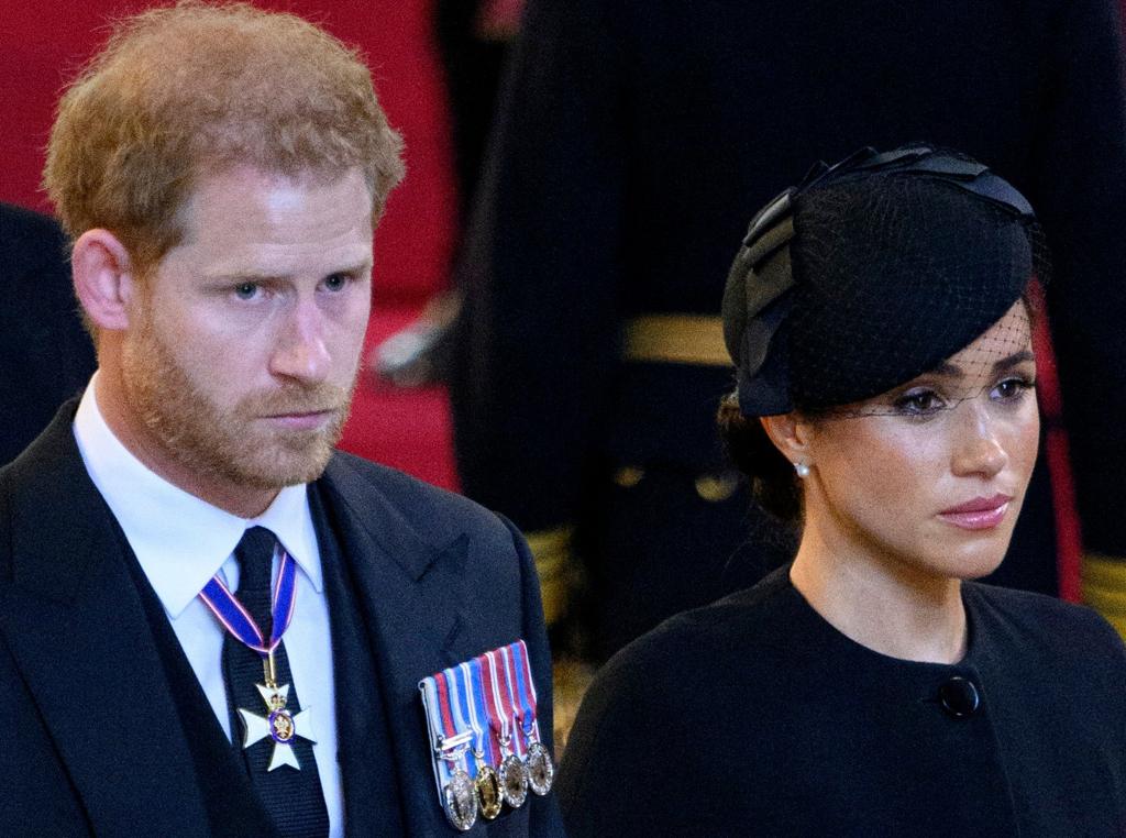 哈利和妻子梅根9月14日在倫敦西敏廳（Westminster Hall）迎靈，向已故的英國女王致敬後準備離去的神情。（達志圖庫/TGP）