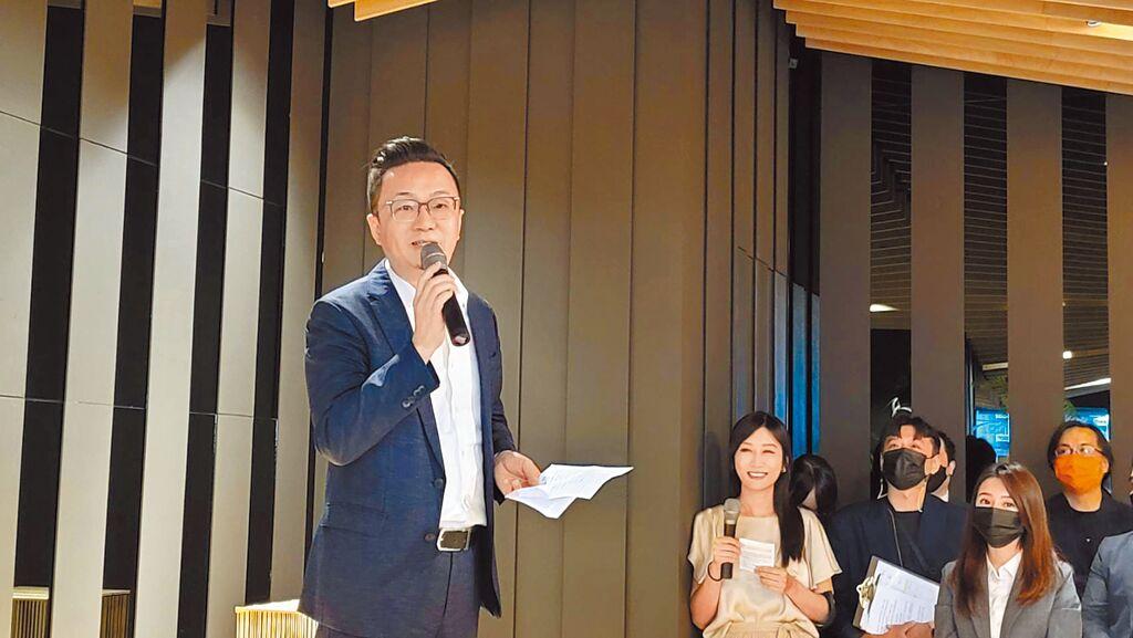 「Gallery 真葉」昨舉行開幕茶會，甲桂林總經理陳衍豪淺談文化作品與都會發展的關聯性。（王莫昀攝）