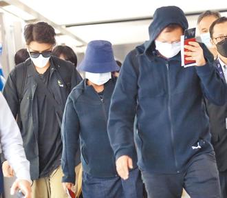 馬來西亞蔡姓女大生遭人勒斃，家屬14日哀傷地來台處理後事。（范揚光攝）