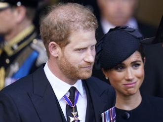 哈利和妻子梅根9月14日在倫敦西敏廳（Westminster Hall）迎靈，向已故的英國女王致敬後準備離去的神情。（達志圖庫/TGP）