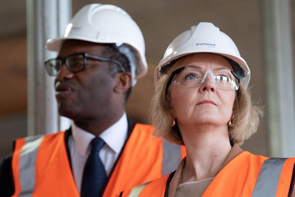 特拉斯（右）減稅政策遇挫後，試圖以撤換財政大臣夸滕（左）來避免下台的命運，最終還是沒有成功。（圖／路透）