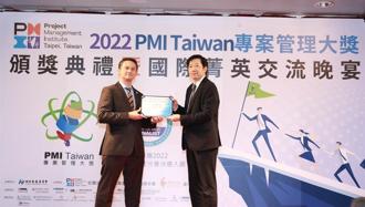 遠傳電信企業暨國際事業群資深協理楊國志（右）出席受獎。（遠傳提供）