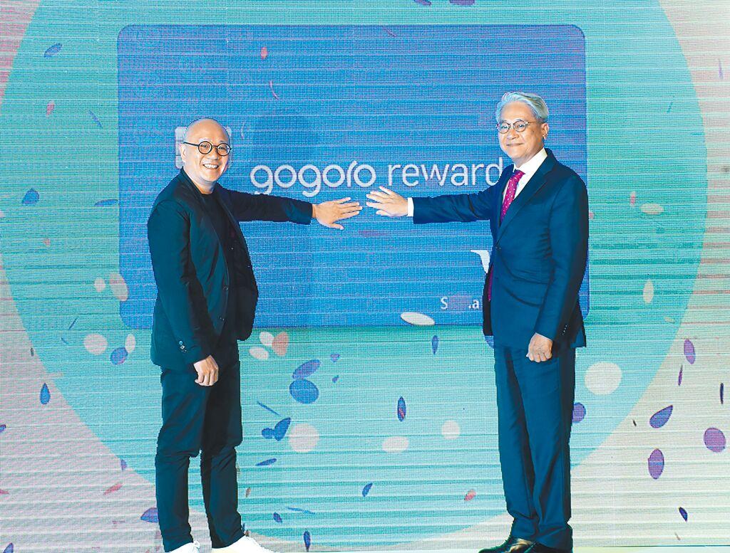 台新銀行與Gogoro宣布發行「台新銀行Gogoro Rewards聯名卡」，由台新金控董事長吳東亮（右）與Gogoro執行長陸學森（左）共同主持啟動儀式。（鄭任南攝）