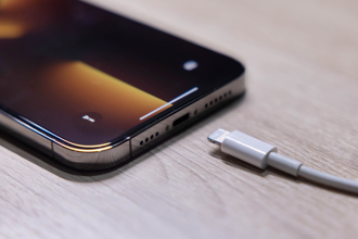 受到蘋果首度證實iPhone充電接口從現有Lightning 換成USB Type-C規格消息激勵，台股Type-C題材股包括偉詮電、創惟漲停，祥碩、威鋒電子等也大漲慶祝。（Shutterstock）