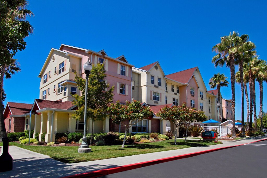 飯店業者華園2015年買下美國加州的矽谷紐華克TownePlace Suites酒店，27日公告處分給當地政府作為社會住宅。（取自萬豪國際官網）