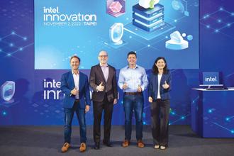 英特爾網路與邊緣解決方案事業部總經理Dan Rodriguez（左一）、英特爾資料平台工程與架構事業部總經理Zane Ball（左二）、英特爾企業副總裁暨亞太日本區總經理Steve Long（右二）、英特爾業務行銷暨公關事業群副總裁汪佳慧（右一）共同參加Intel Innovation Taipei論壇。圖／業者提供