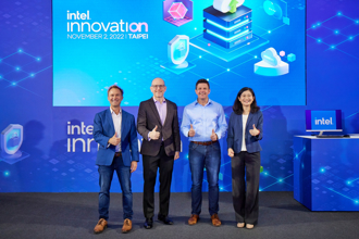 英特爾（Intel）2日舉辦創新論壇台北場（Intel Innovation Taipei），網路與邊緣解決方案事業部總經理Dan Rodriguez（左起）、資料平台工程與架構事業部總經理Zane Ball、企業副總裁暨亞太日本區總經理Steve Long、業務行銷暨公關事業群副總裁汪佳慧均出席。（英特爾提供）