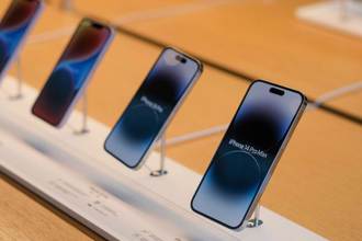 有外國網站針對「要多少天才能買得起iphone 14 PRO」進行調查，結果瑞士果粉只要工作4.6天就能買到最神速，而土耳其則需要146.7天最慢。（shutterstock）