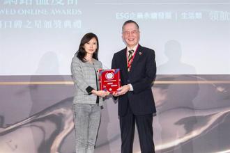 遠傳推動ESG有感，榮獲2022第五屆網路口碑之星「領航創新獎」，由台灣永續能源研究基金會董事長簡又新大使（右）頒獎，遠傳公關暨企業永續長林慧珊（左）出席受獎。（遠傳提供）