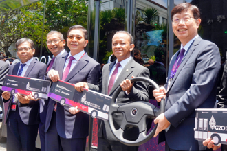 鴻海與印尼Indika能源（Indika Energy）合資設立的Foxconn Indika Motor（FIM）公司，14日宣布透過印尼投資部（BKPM）捐贈5輛電動巴士，協助於印尼舉行的G20和B20系列峰會活動接駁。（鴻海提供）