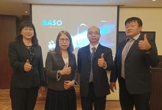 （保勝光學預訂在11月18日召開上櫃前業績發表會，圖左起，依序為財務經理黃雅蓉、董事長方幼玲、總經理葉霖松、行銷處總監黃志銘。圖／保勝光學提供）