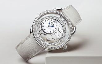 Arceau Le temps voyageur漫遊時光腕錶白色款式。圖／愛馬仕台灣分公司提供