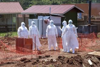 烏干達自9月爆發伊波拉病毒蘇丹株（SUDV），至本月7日共通報136確診、53死亡病例，其中影響最嚴重、也是疫情源頭為中部穆本德(Mubende)；圖為醫護人員進到隔離區。
(圖/美聯社) 