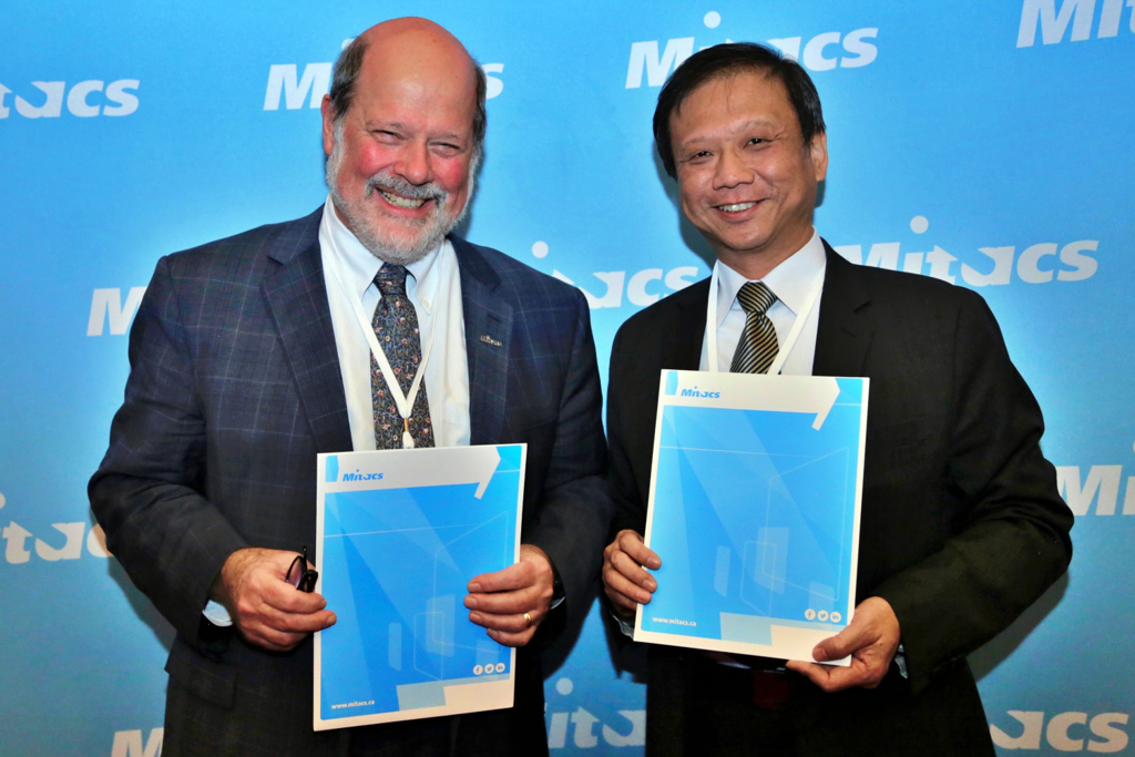 鴻海所屬的鴻海研究院23日與致力促進加拿大創新的非營利組織Mitacs簽署合作備忘錄，由鴻海研究院執行長李維斌(右)與Mitacs執行長John Hepburn(左)親自簽署。（鴻海提供）
