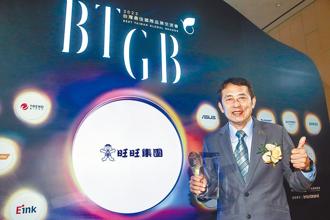 經濟部22日公布「2022台灣最佳國際品牌價值」，旺旺集團蟬聯第三名，宜蘭食品副總經理鍾永富代表領獎。（鄧博仁攝）