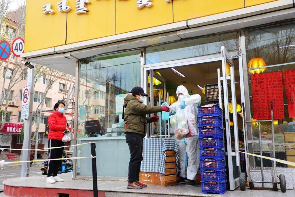 圖為大陸內蒙古呼和浩特的市民排隊購物。（圖／中新社資料照）