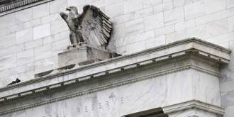 美Fed的11月會議紀錄顯示，可能很快就會緩升息，美股齊歡唱。（圖／美聯社）