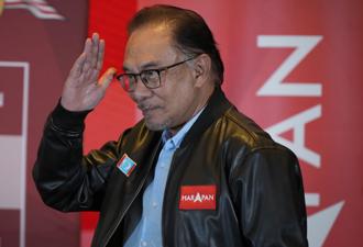 馬來西亞反對派領袖安華（Anwar Ibrahim）11月20日在西爪哇省梳邦縣（Subang）發表談話的神情。（美聯社）