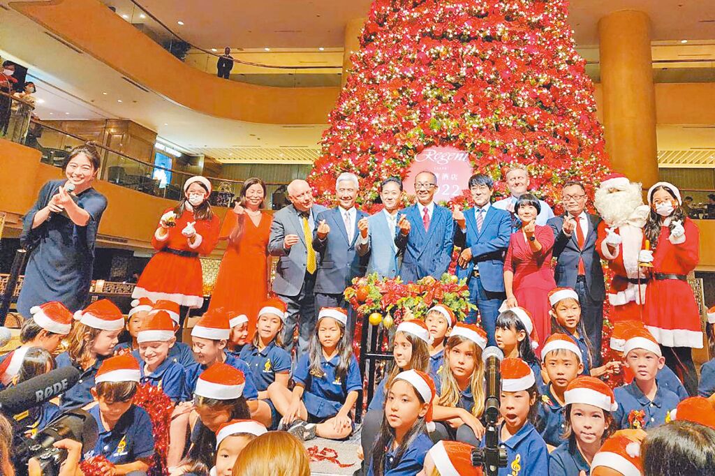 晶華酒店集團董事長潘思亮（後排中）昨主持耶誕樹點燈儀式。（黃琮淵攝）