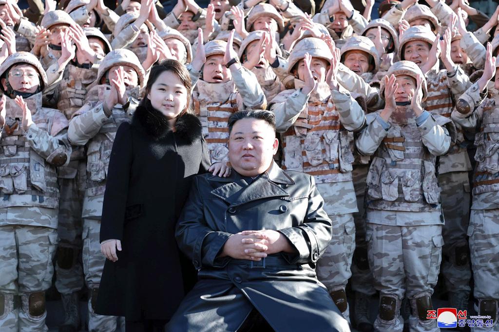 北韓官媒27日公布金正恩及愛女金朱愛與發射飛彈有功人員的合影照片。（圖／朝中社、美聯社）