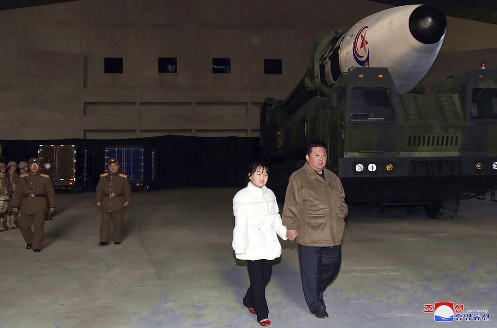 北韓官媒19日首度公開金正恩女兒的照片，當時金朱愛的造型還像個小學生。（圖／朝中社、美聯社）